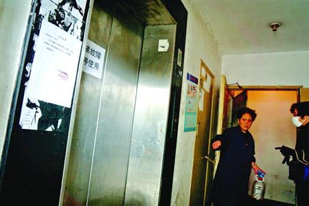 在事发地，电梯已被关闭。/晨报记者 肖允